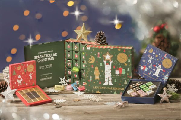 香港东荟城名店仓联乘美國潮流藝術家 CDR 角色BIG HUGS 抱抱人主题圣诞活动